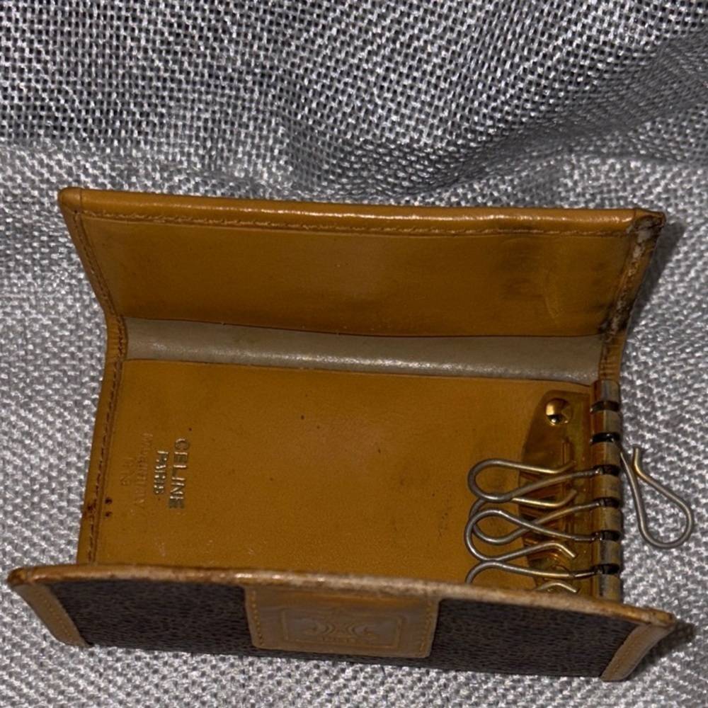 🔑🗝️Celine Macadam Gold Plated Keyring Card Holder Wallet🗝️🔑 - Picture 9 of 14